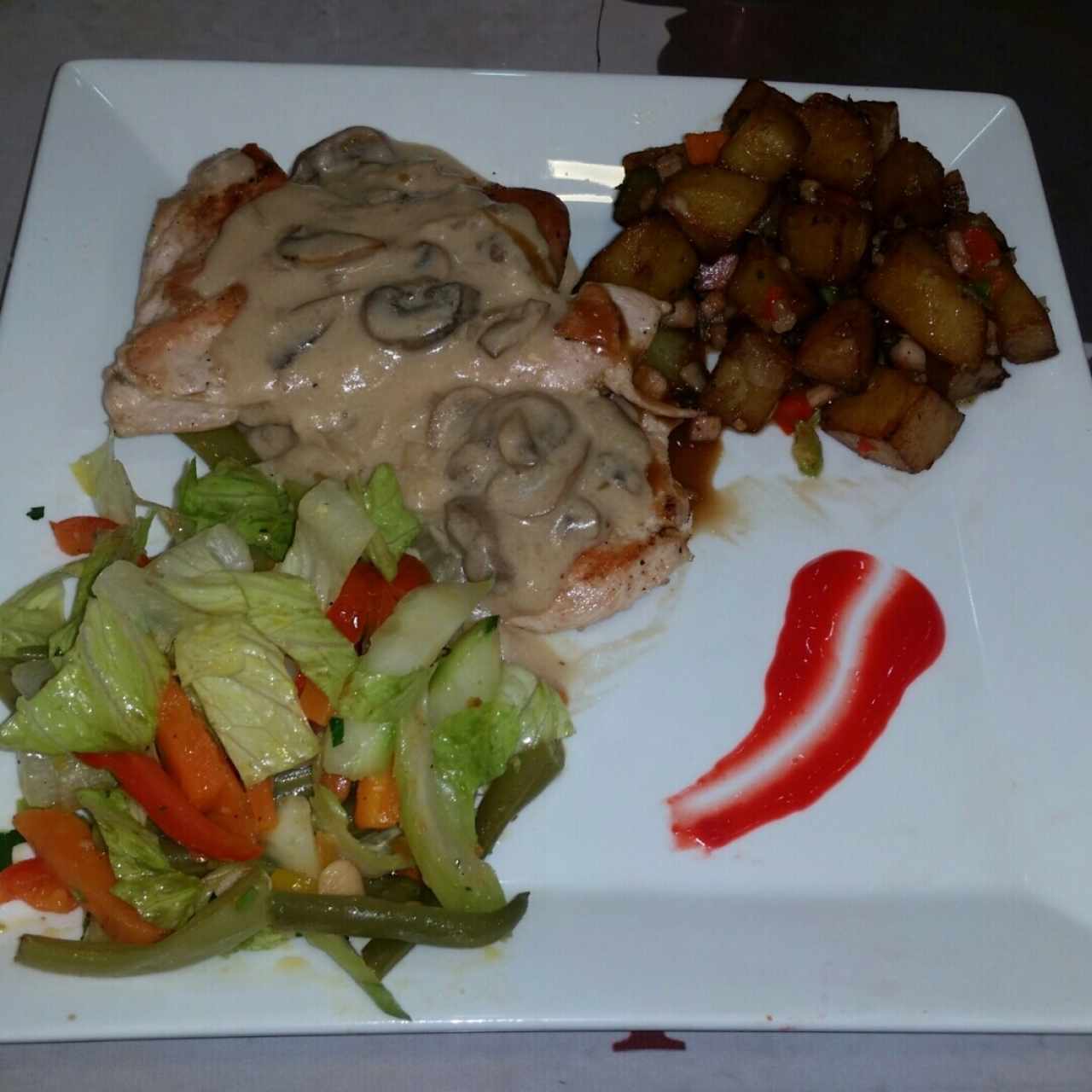pollo a la plancha con salsa de champiñiones acompañado de dos contornos 