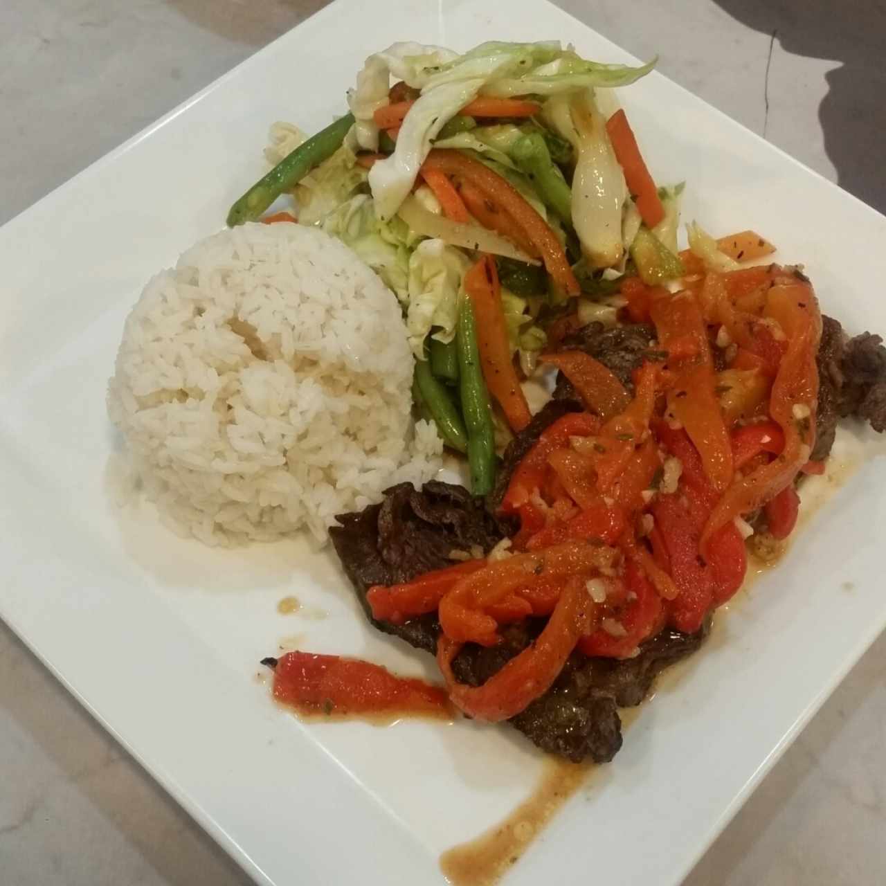 bistec acompañado de dos contornos