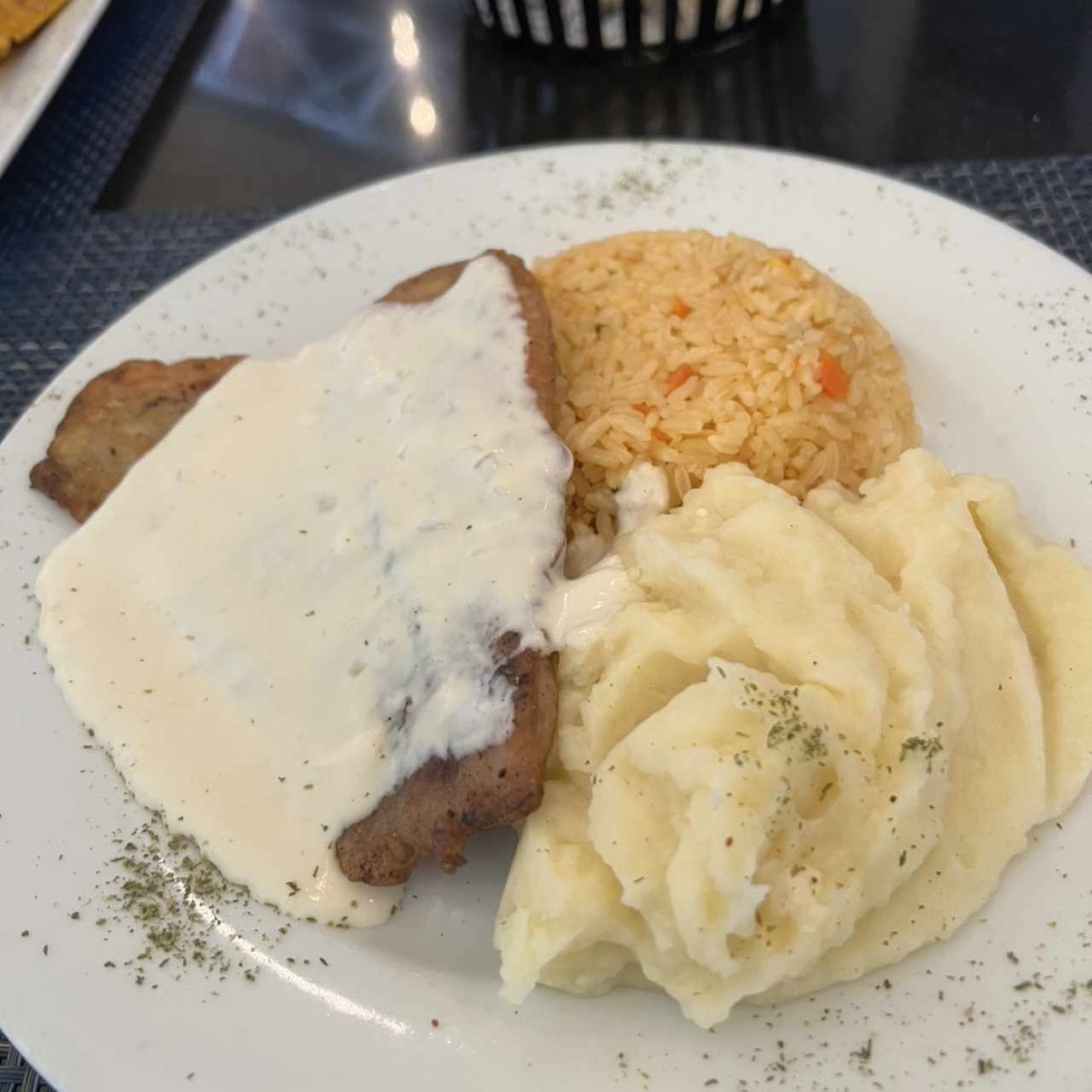 Pescado en Salsa Blanca con arroz y puré 