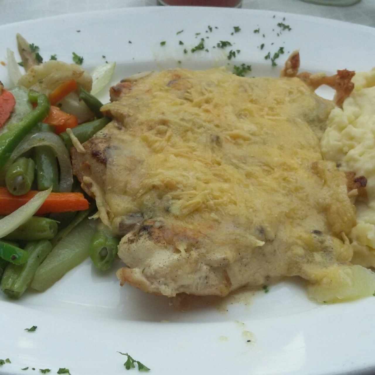 Suprema de pollo gratinado con champiñones 