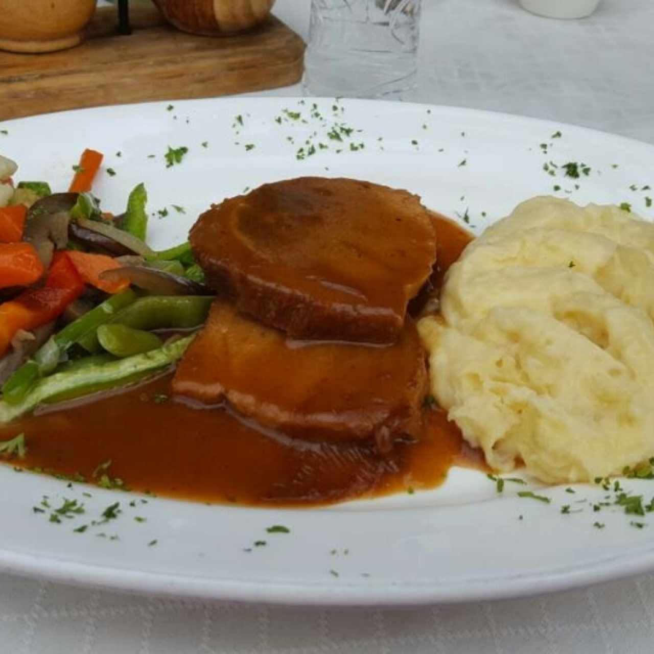 Asado negro con puré y vegetales 