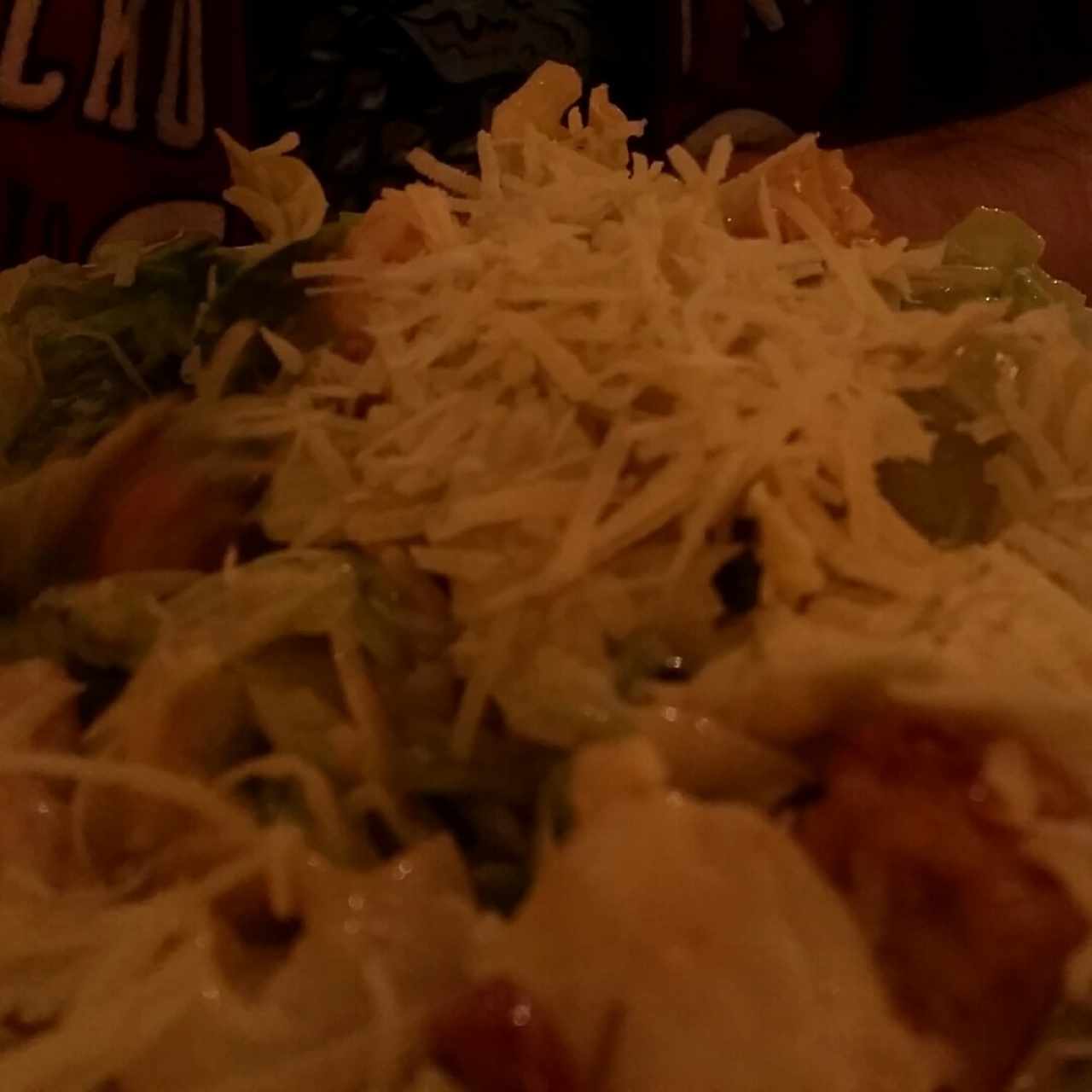 ensalada César con camarones  (foto un poco oscura) pero es excelente
