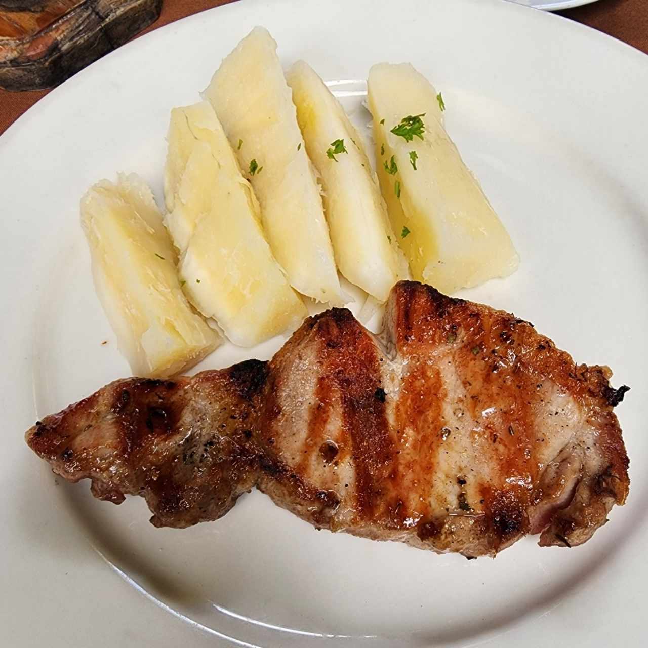 Cerdo con guarnición de yuca