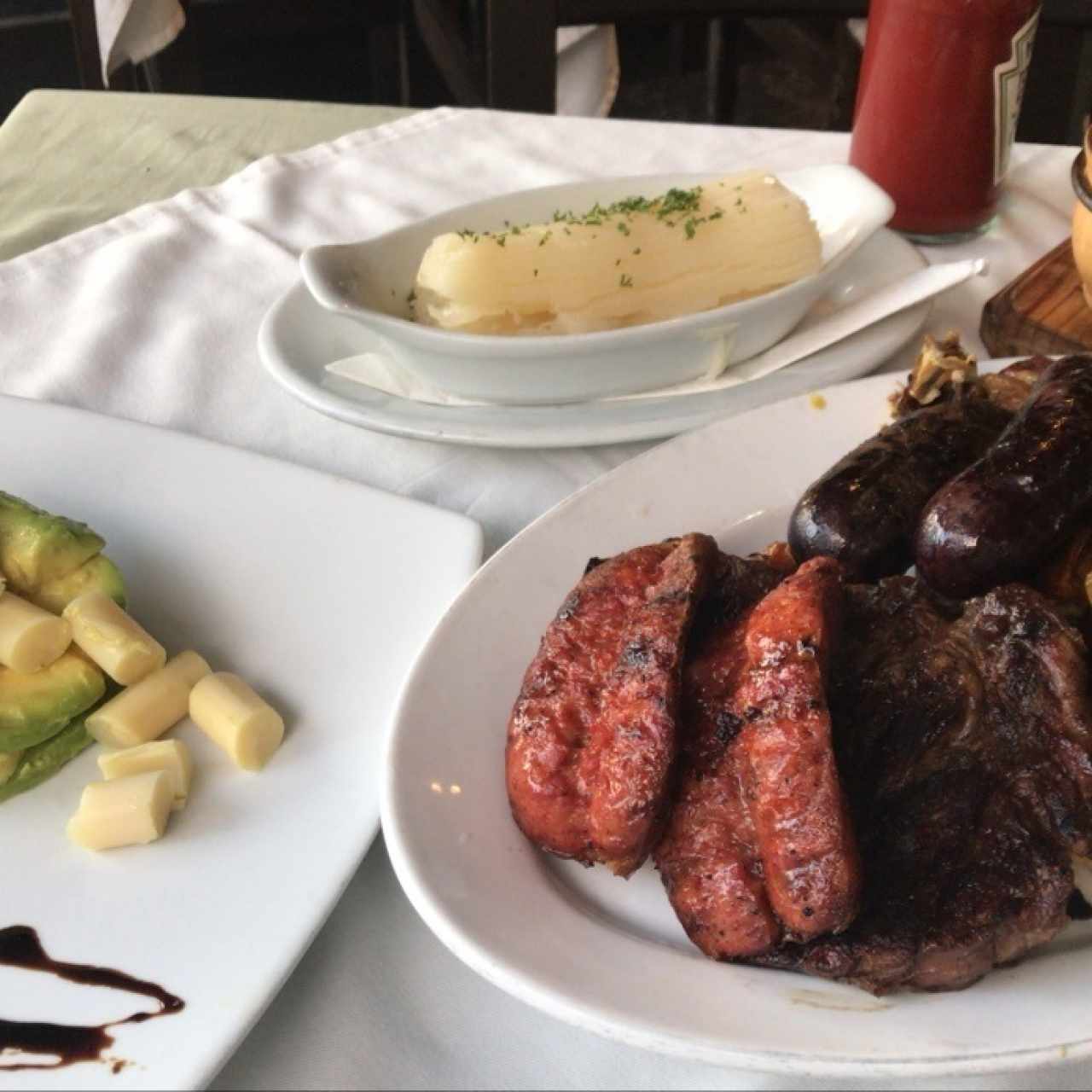 parrilla tibon con ensalada de aguacate y palmito ! yuca sancochada