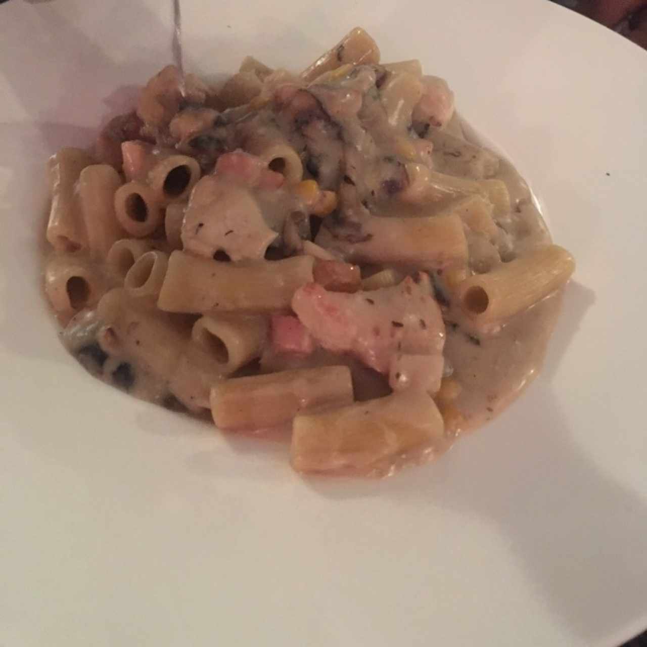 pasta con salsa blanca pollo y tocineta muy salada