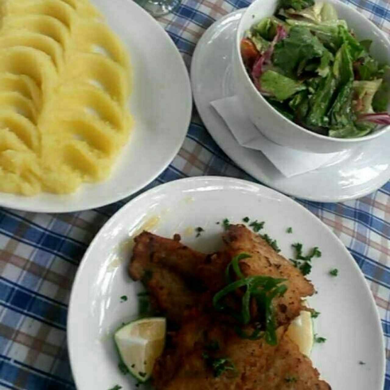 merluza rebosada con puré de papas y ensalada 