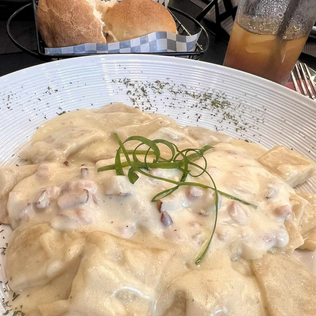 Raviolis con salaa cuatro quesos y carbonara 