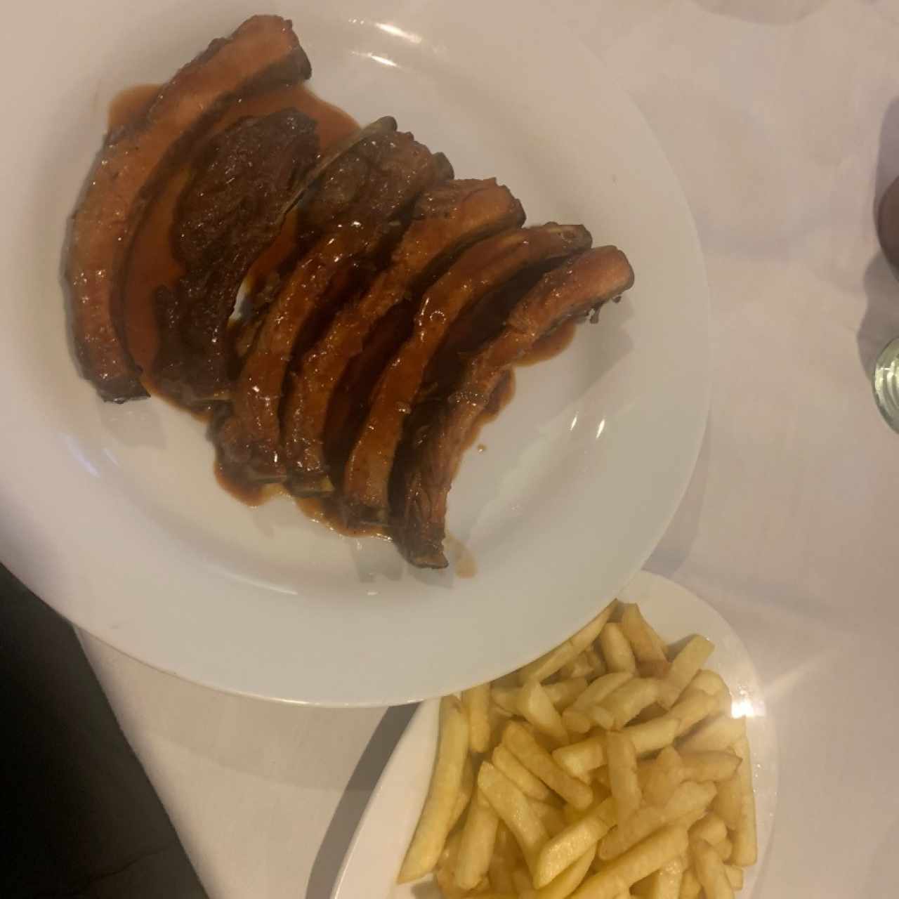 costillas con papitas fritas