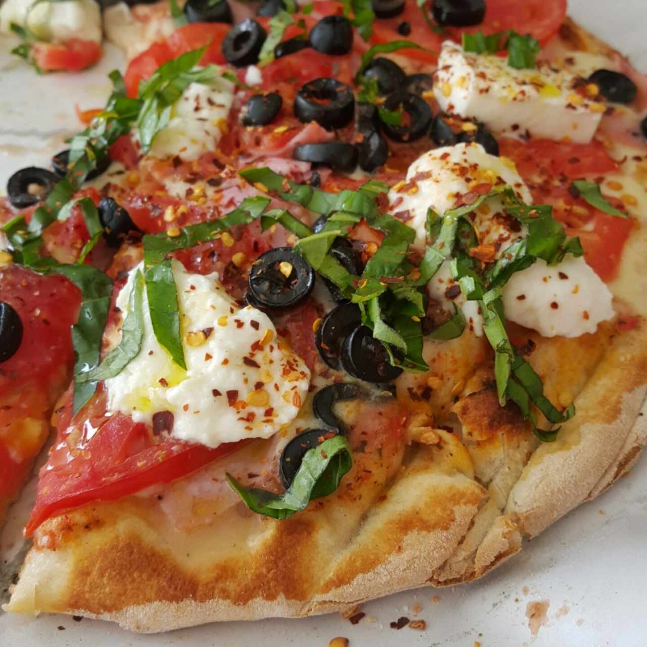 pizza capresa especial con extra de aceitunas negras y jamon