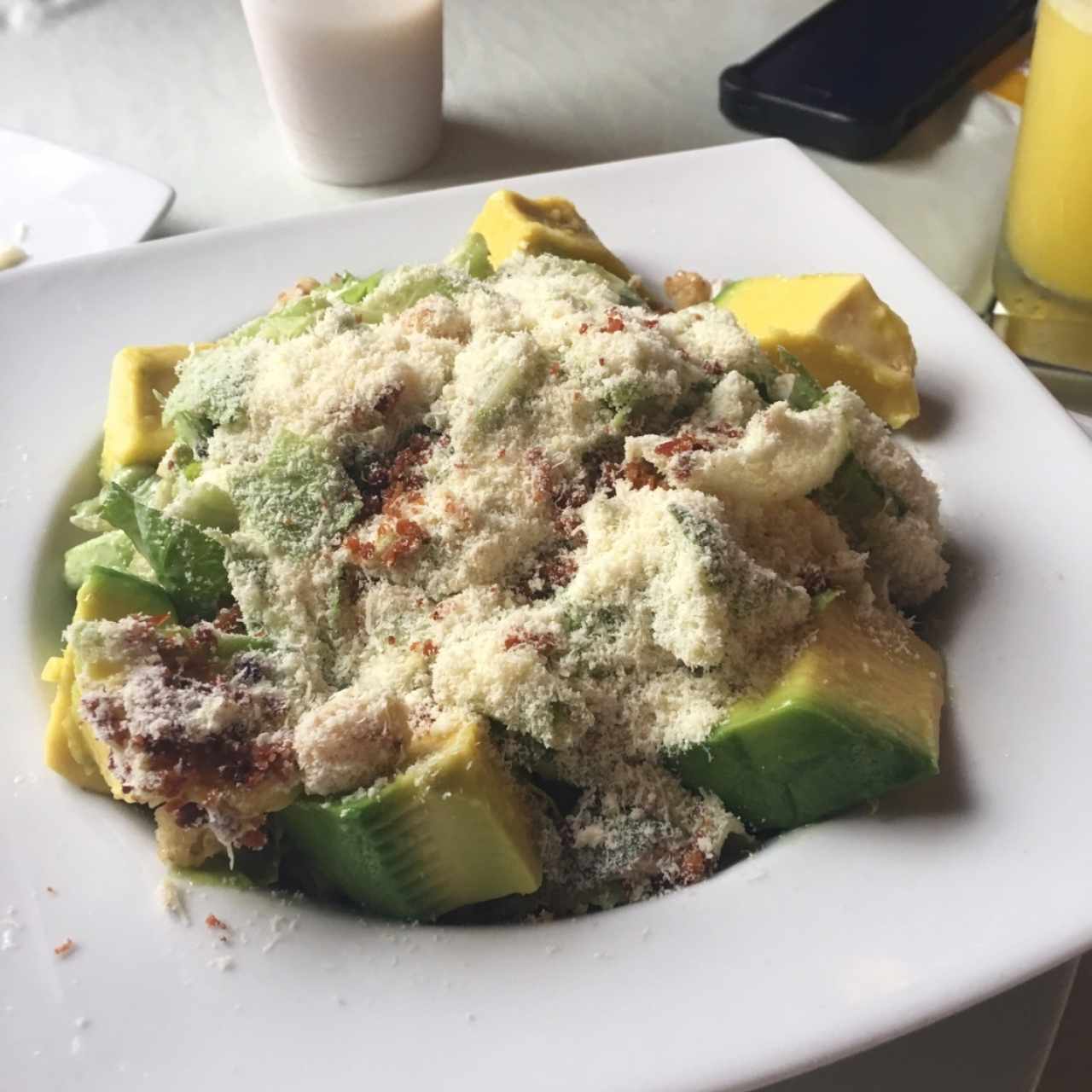 ensalada cesar con aguacate
