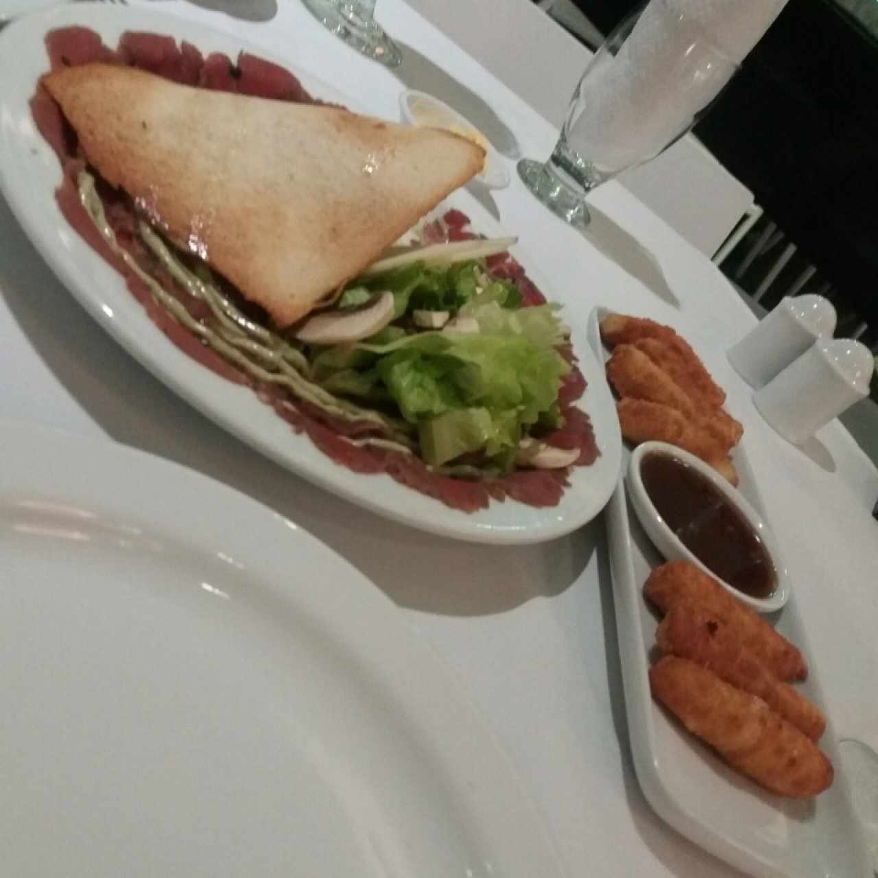 carpaccio de lomito y tequeños de hojaldre