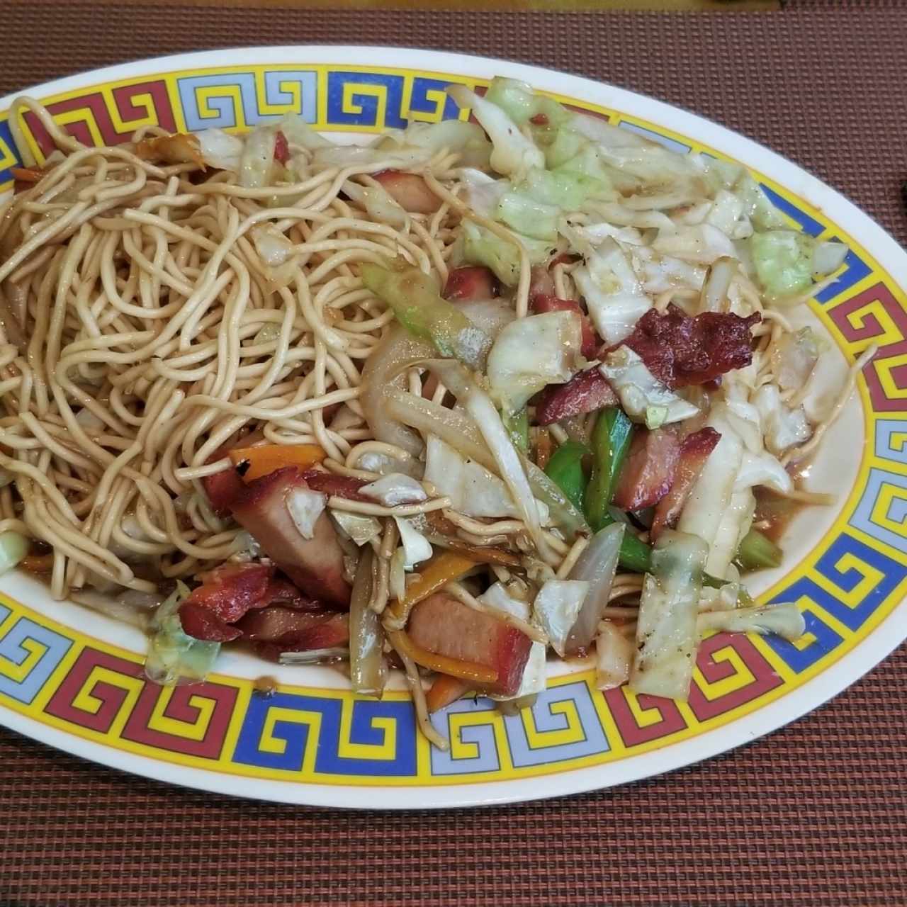 Lo Mein con cerdo asado y vegetales
