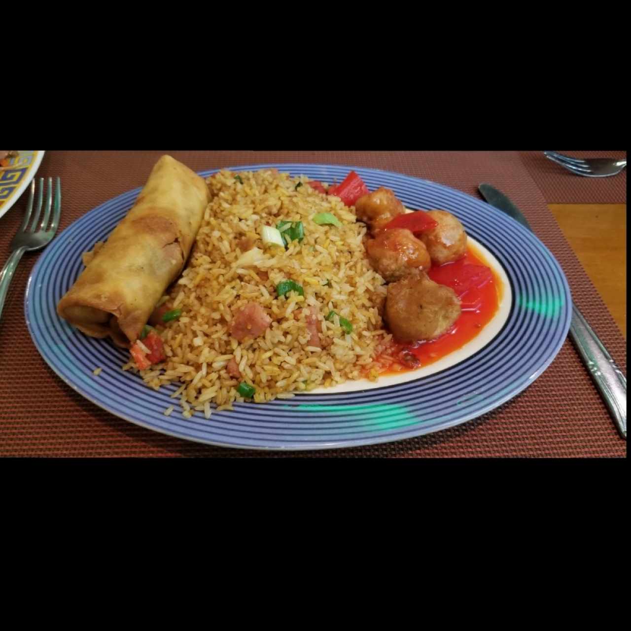 "Combo 1" 
Arroz, Pollo Agridulce y Lumpia