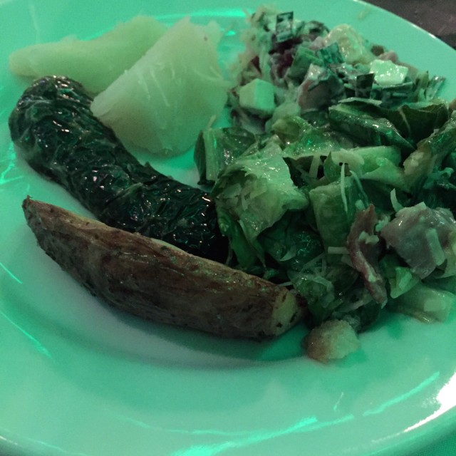 Ensalada Cesar, yuca, papa y pimenton, como acompañante de los cortes de carnes. 