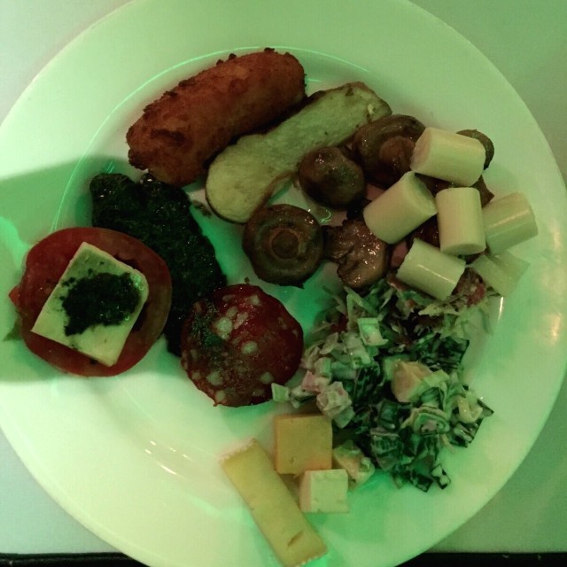 Varios, como tequeño, ensalada Cesar, salchichon, palmito, champiñones, papa, pimenton, y tomate, como acomoañante de los cortes de carnes. 