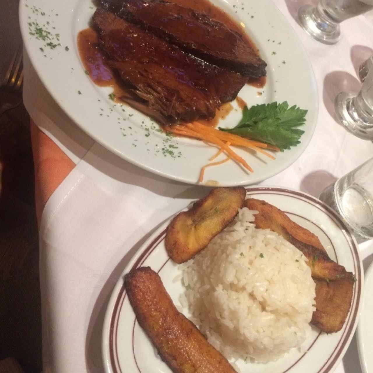 Asado negro con arroz y tajada