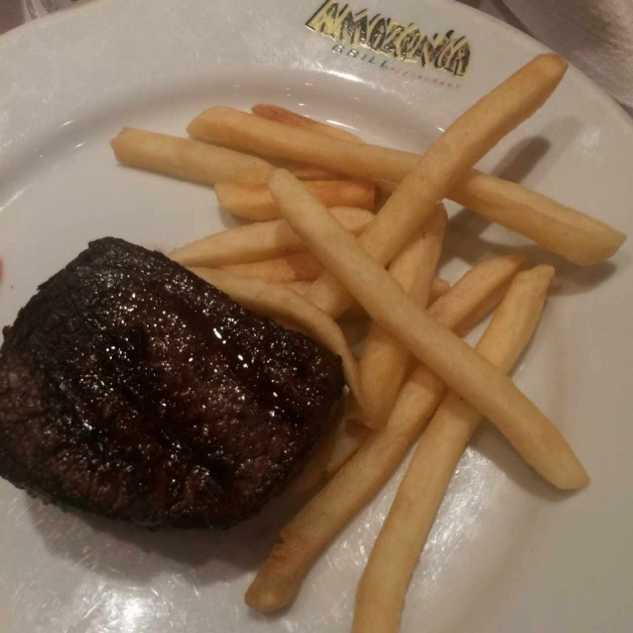 Centro de lomito con papas fritas