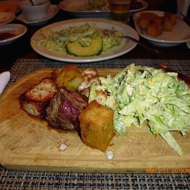 Espetadas de lomito, cerdo y pollo ensalada cesar con aguacate