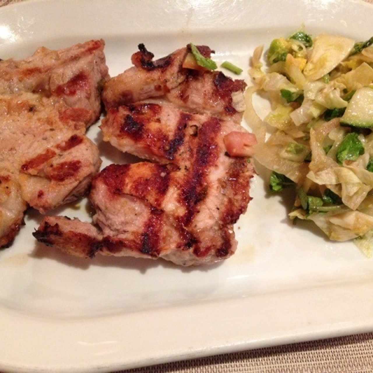 Lomo de cerdo y pollo (viene en la parrilla)