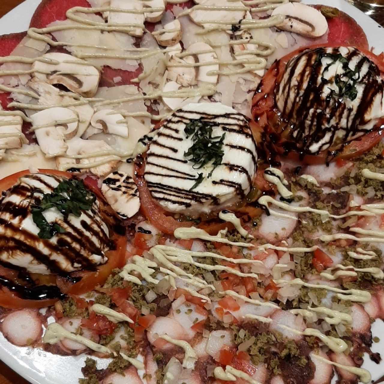 Trío de carpaccio (Pulpo, Lomito y capresa)