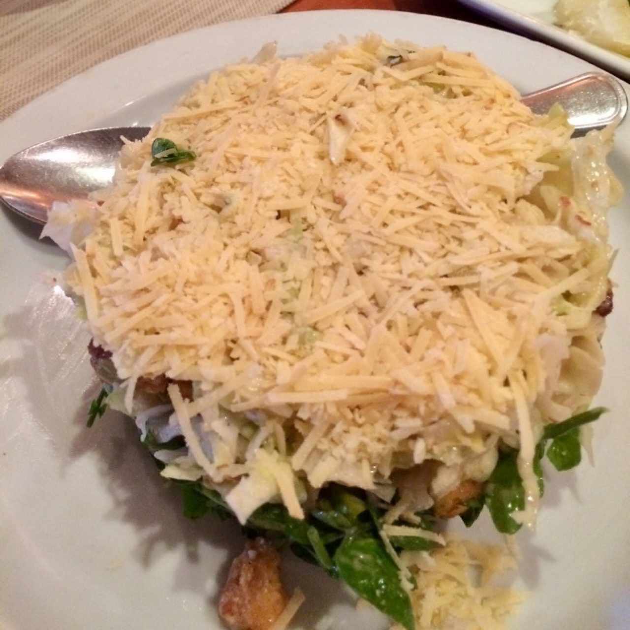 Ensalada Cesar con berros y lechuga 