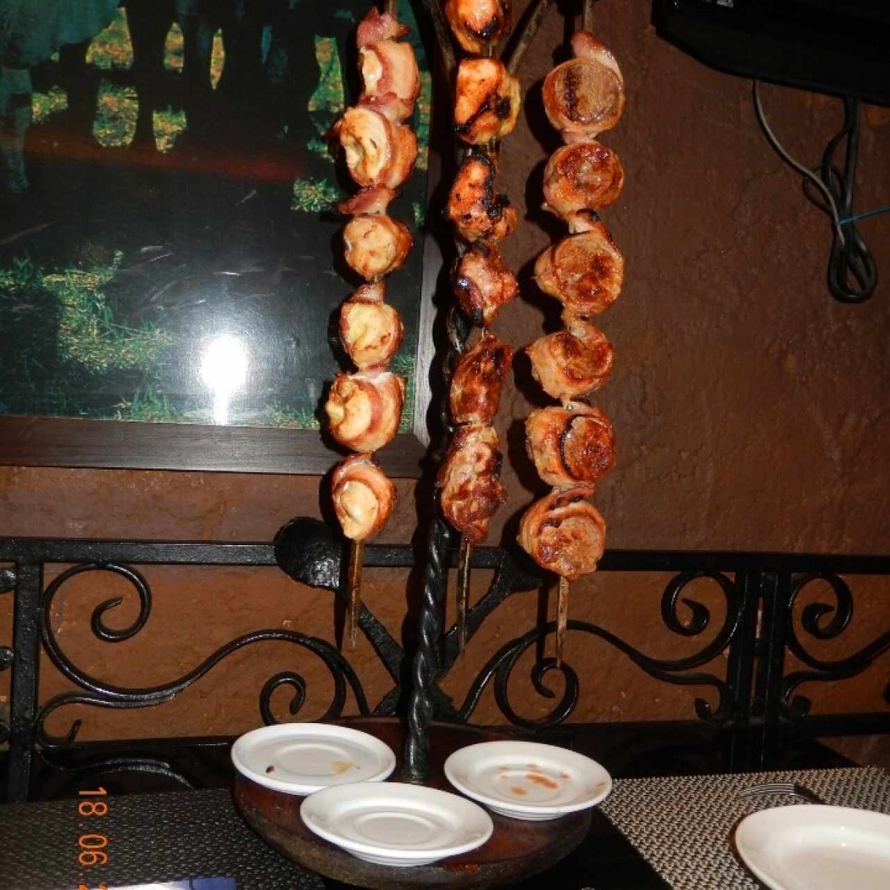 espetada de lomito, cochino y pollo