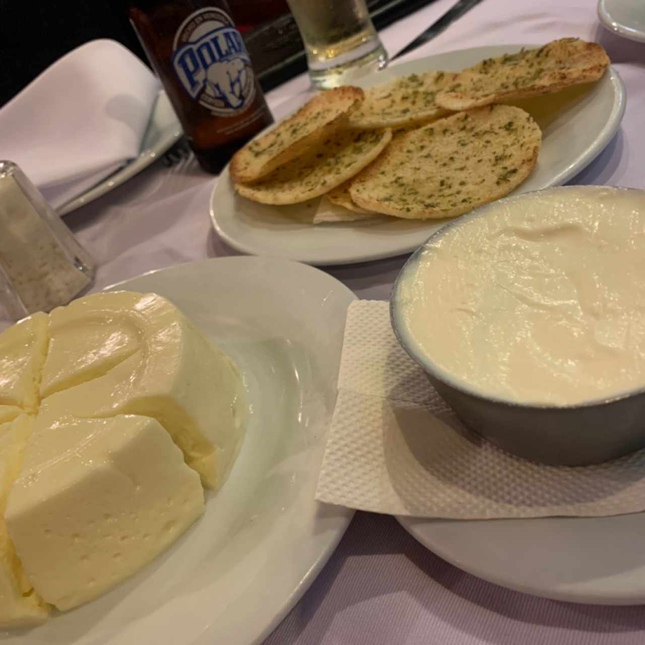 Queso de mano, nata y casabe con mantequilla y ajo 