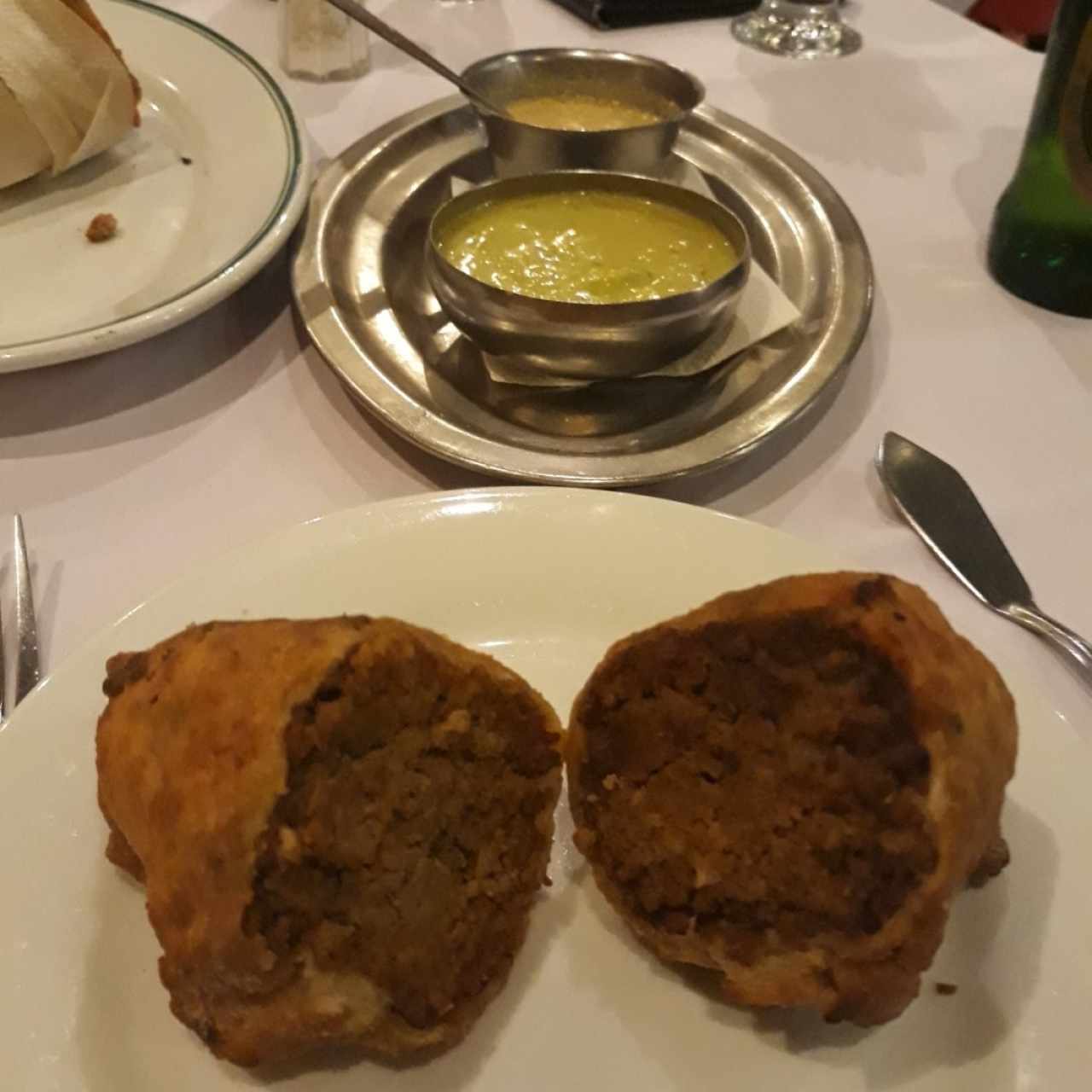 Empanada Argentina de Carne, Espectacular, con Guasacaca y Picante 
