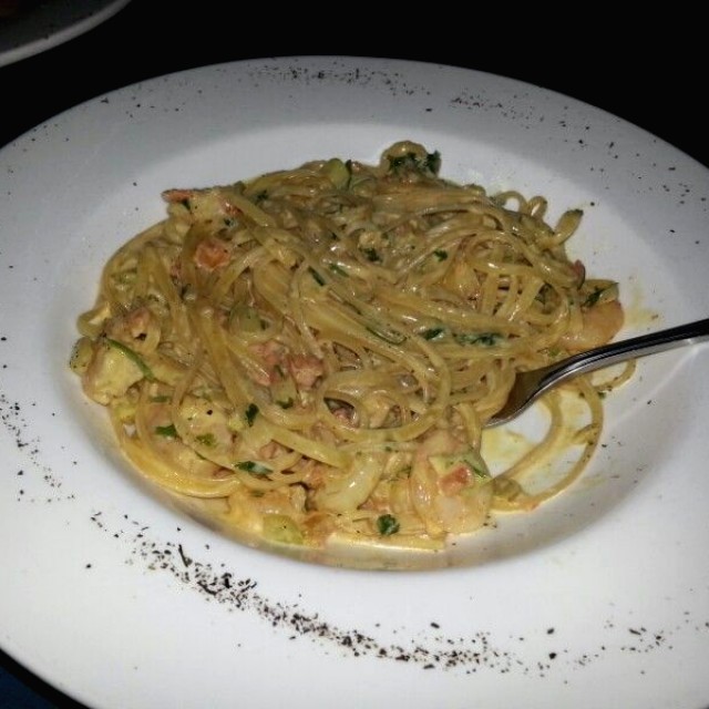 Linguini con camarones crena y calabacines