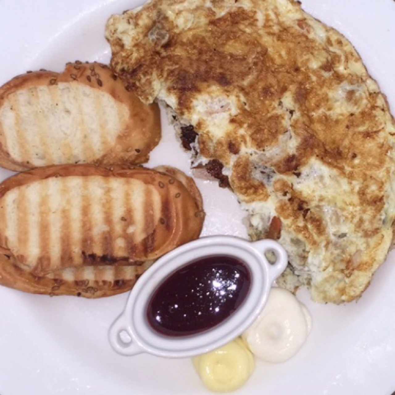 Omelette de claras con vegetales y pavo