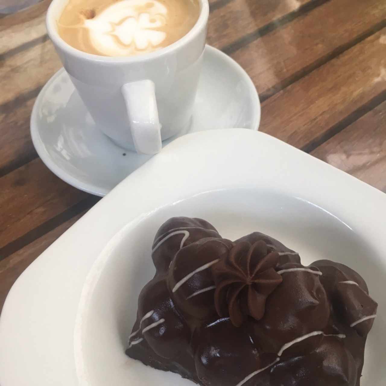 profiterol y Cafe. Excelente