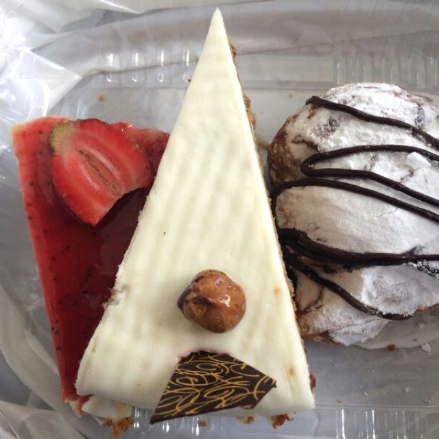 Chessecake de fresa, torta de zanahoria y cola de langosta de chocolate