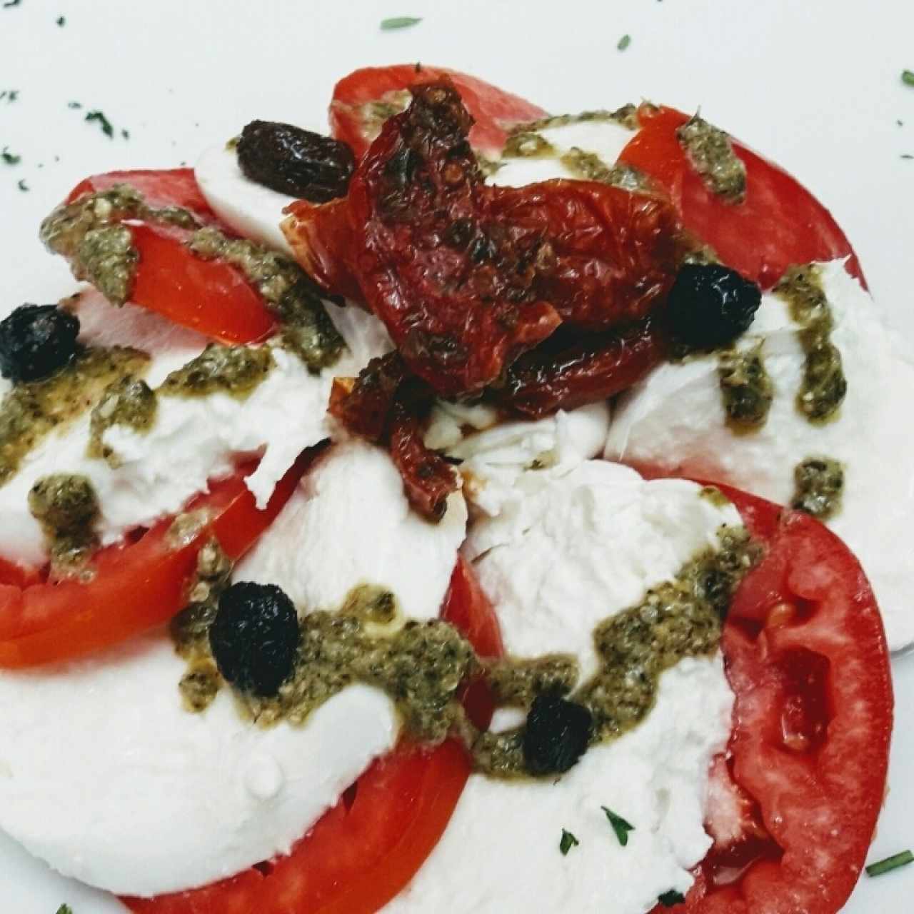 Capressa con tomates secos y pasitas