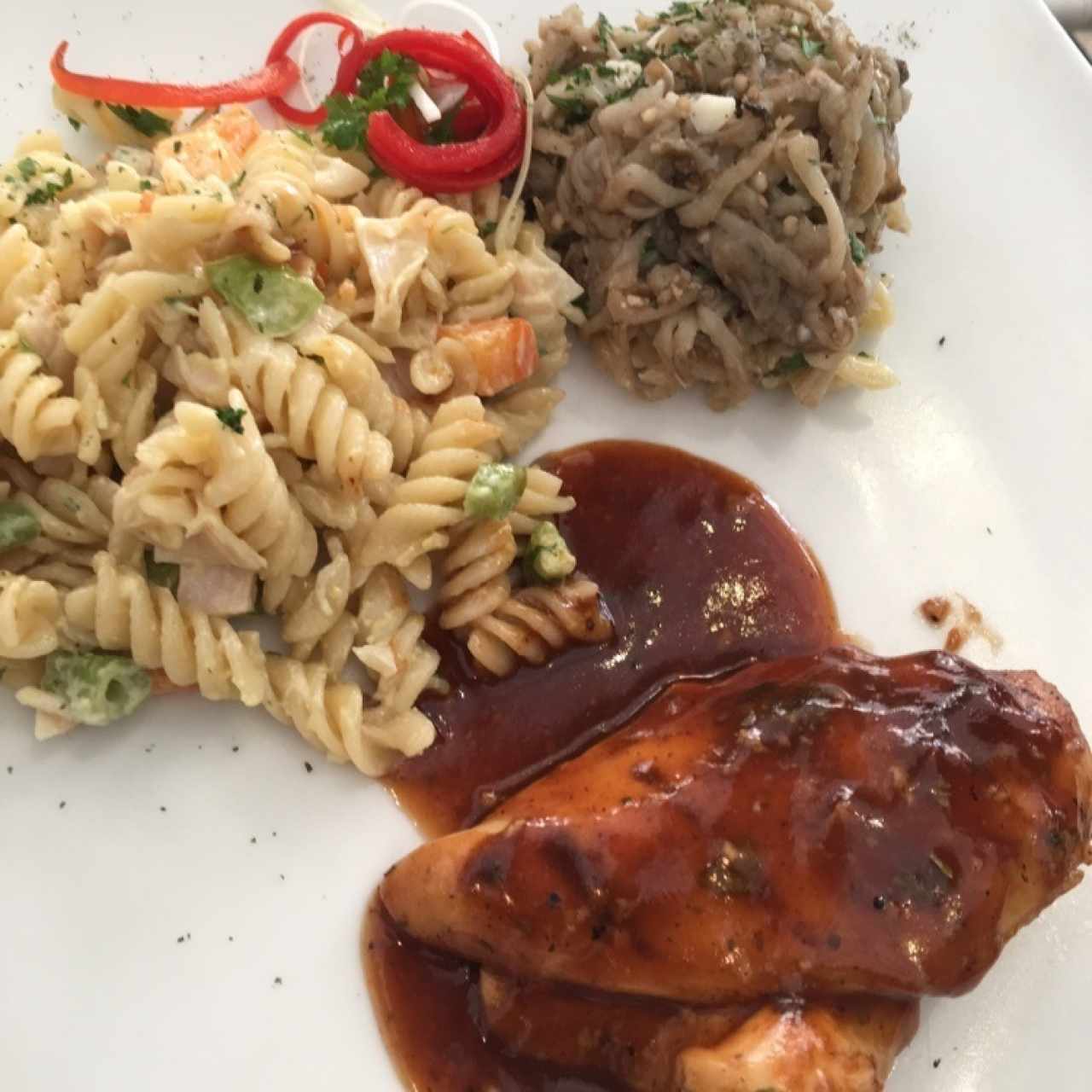 pollo berenjenas y ensalada fria 