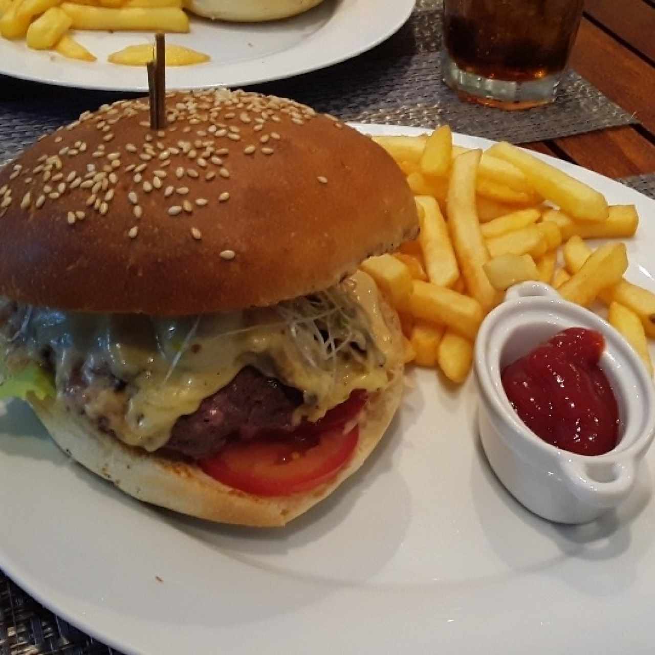 Hamburguesa de carne. Pedir bien cocida.