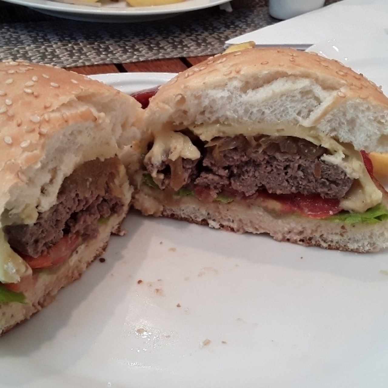 Corte longitudinal de la hamburguesa, faltó la alfalfa!