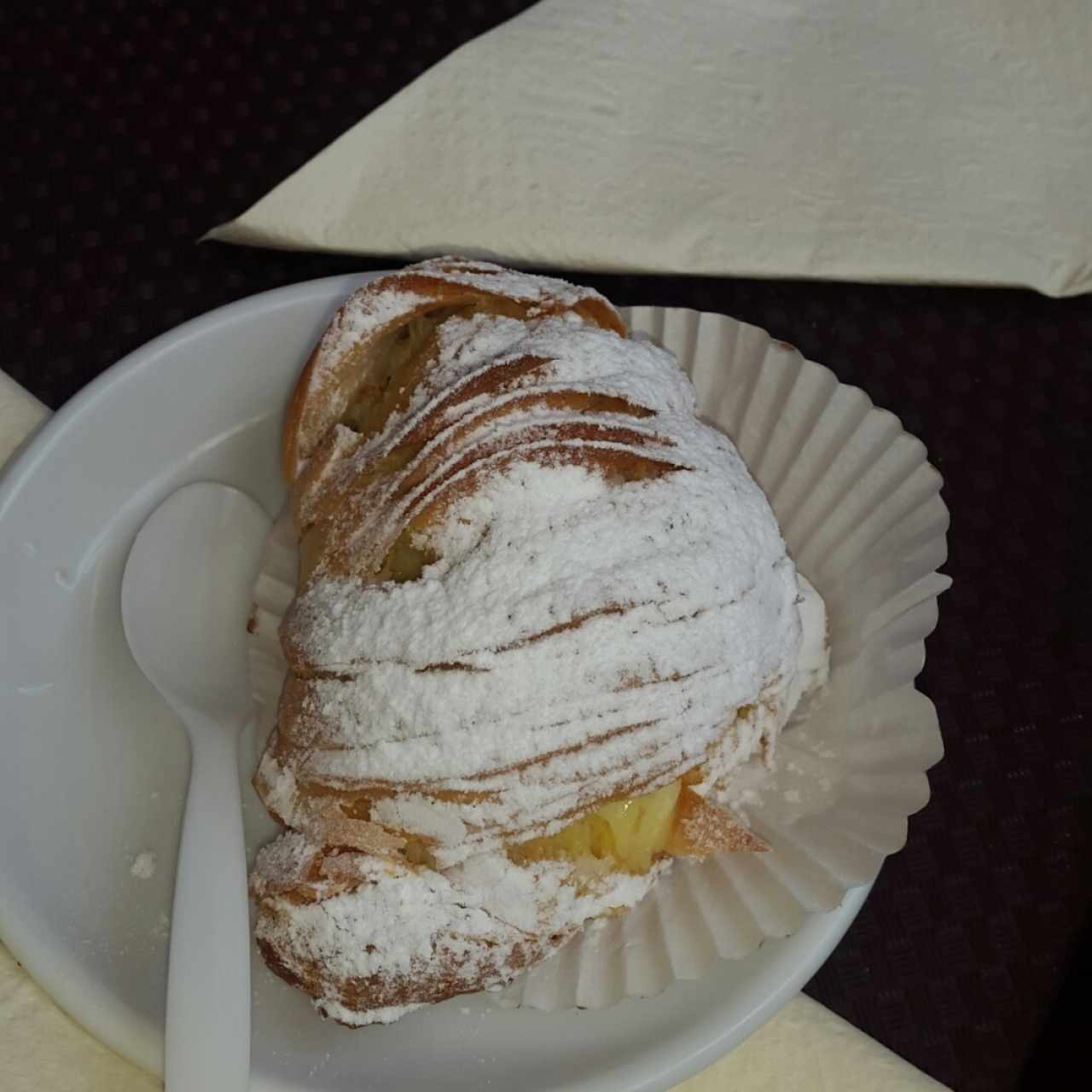 Cola de langosta rellena de crema