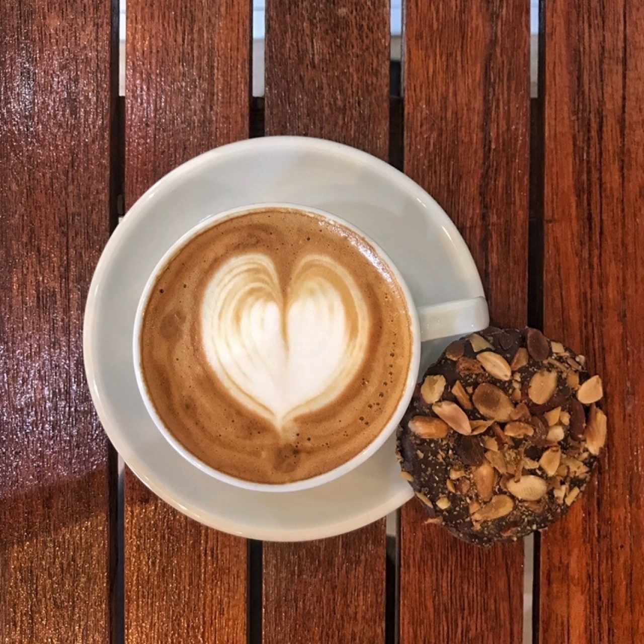 Café y galletas de almendras y chocolate. 