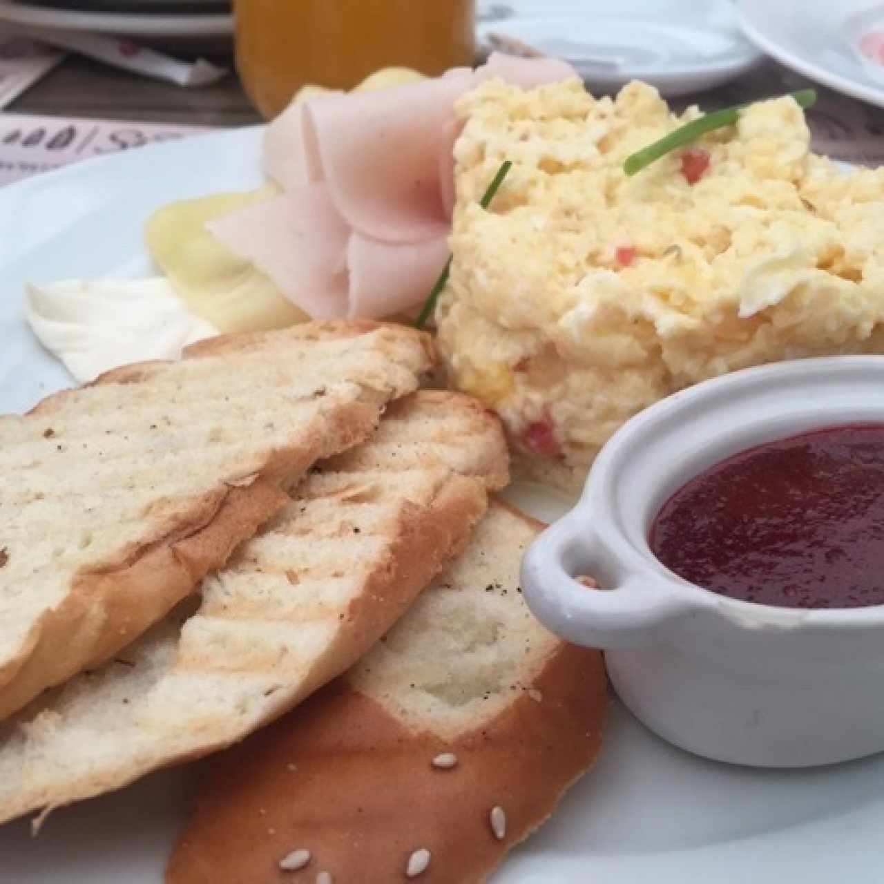 Desayuno 2: perico con tostadas de pan, pavo, queso, mermelada y queso crema 