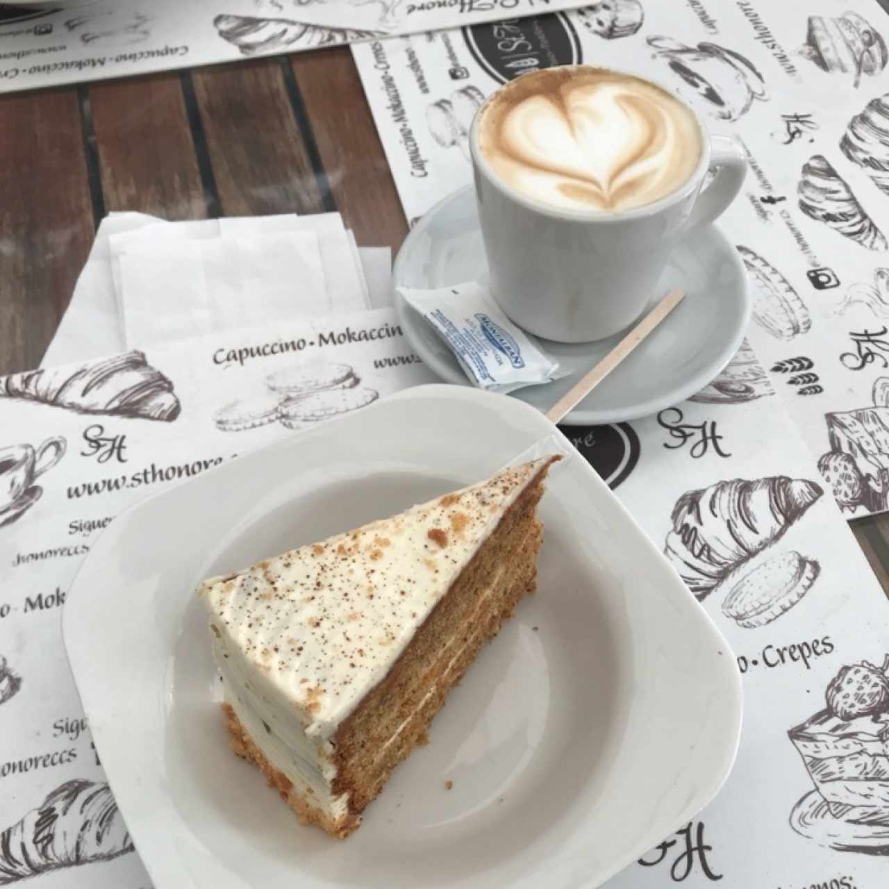 torta de zanahoria y capuccino