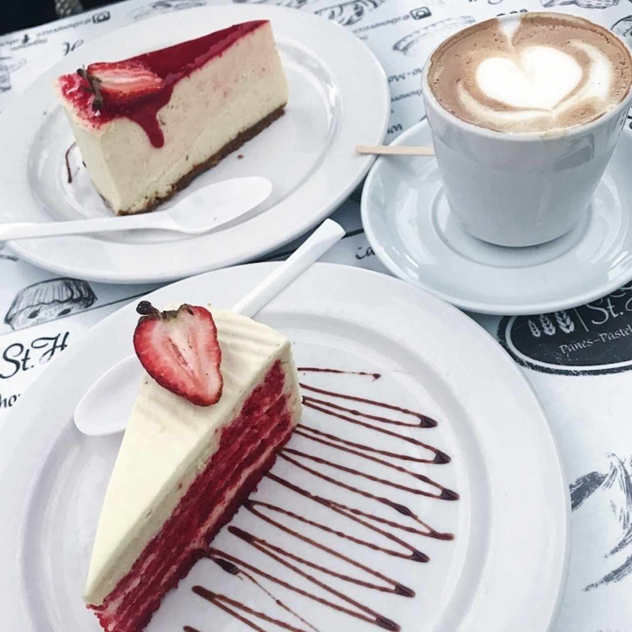 cheesecake de fresa, red velvet y capuccino 