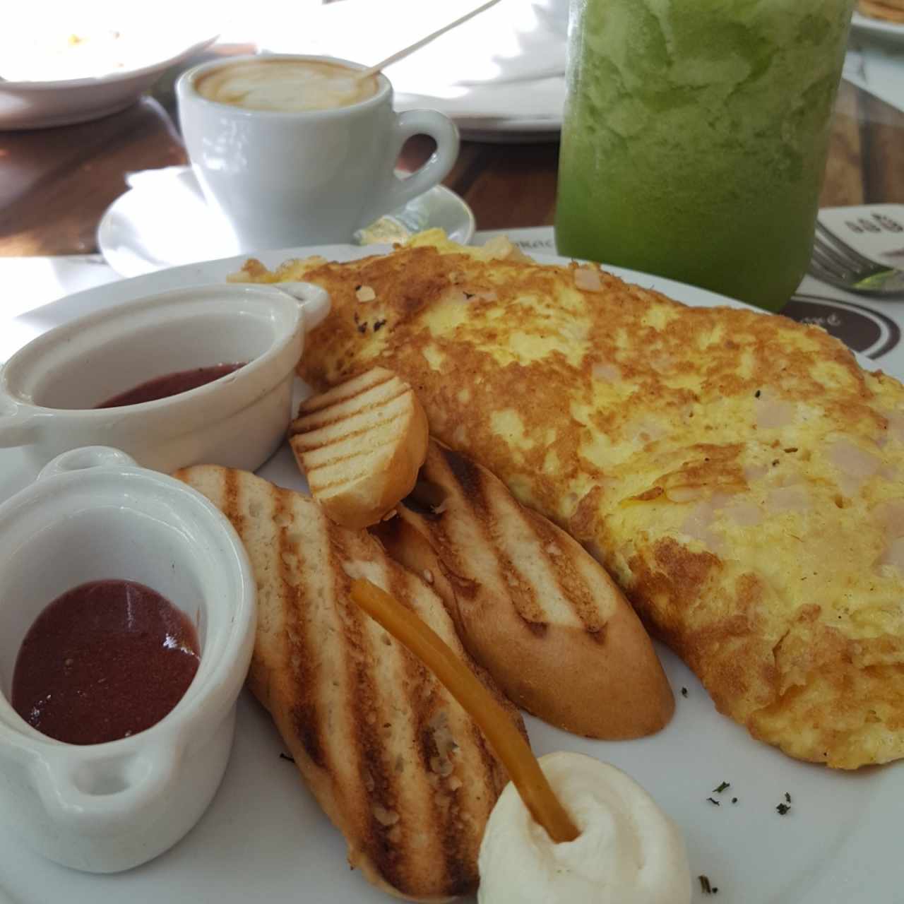 Omelette, jugo verde Y café con leche 