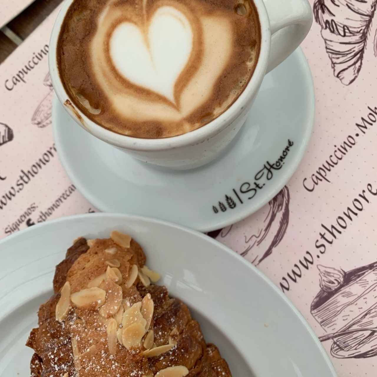 croissant de almendra y cafe 