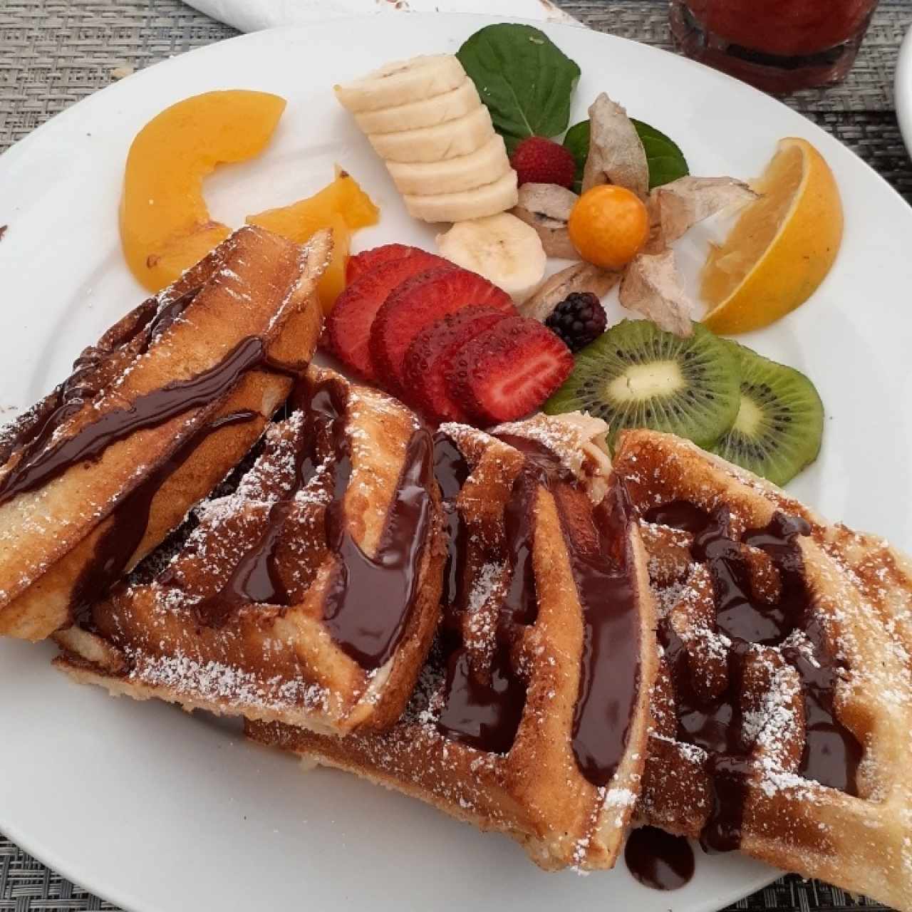waffles con nutella y frutas