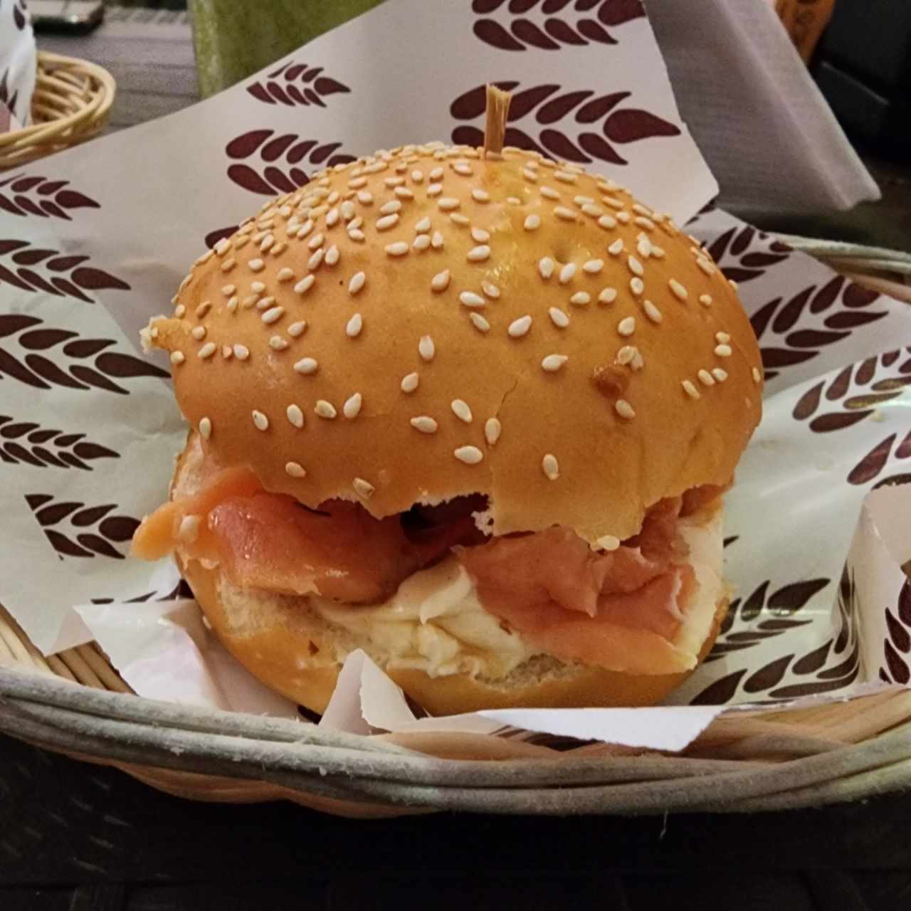 Bagel de salmón y queso crema