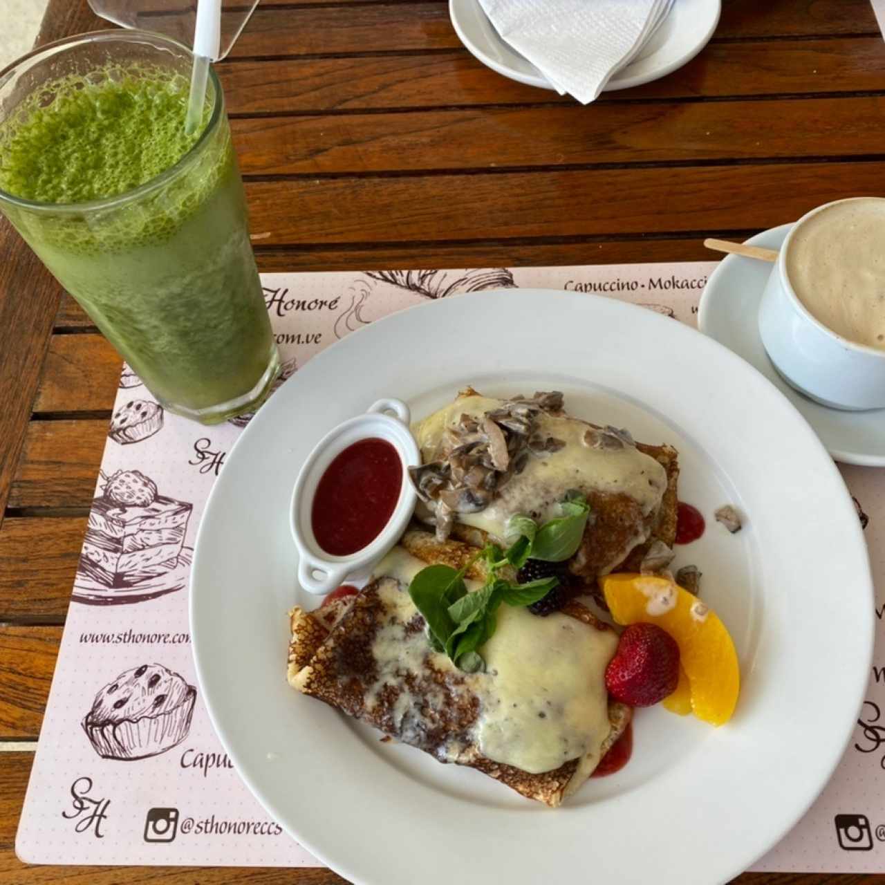 crepes de champiñones y de queso amarillo y frutos secos
