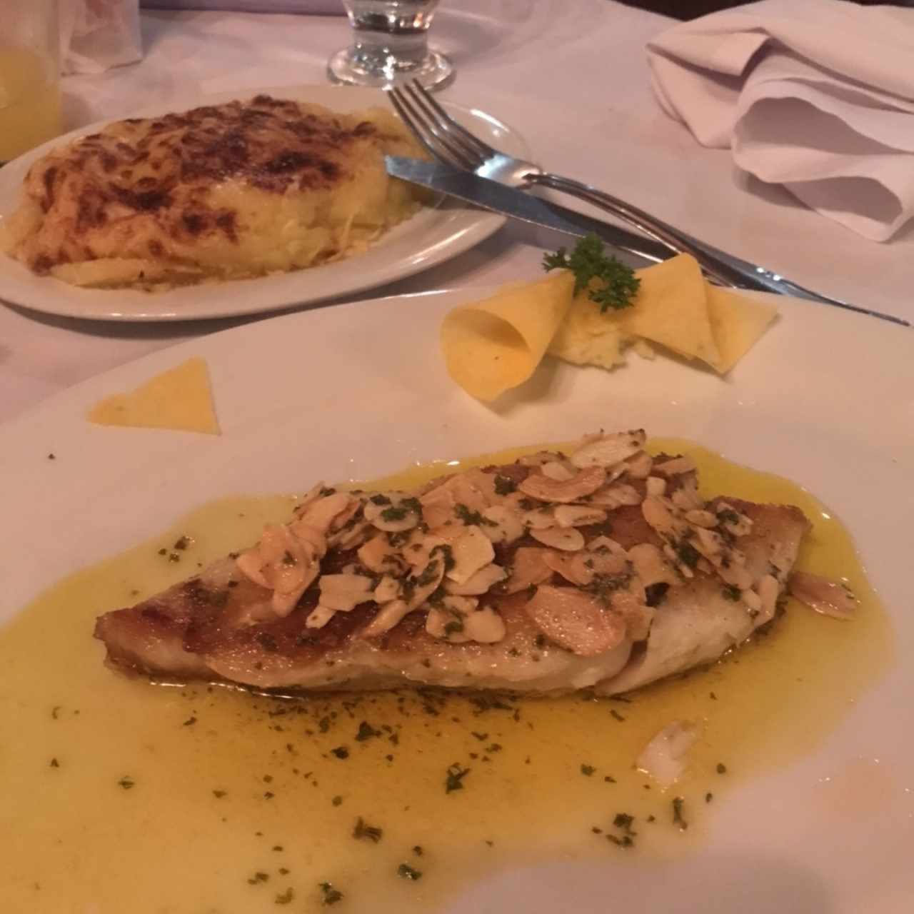 Pollo menier con alnendras y puré gratinado