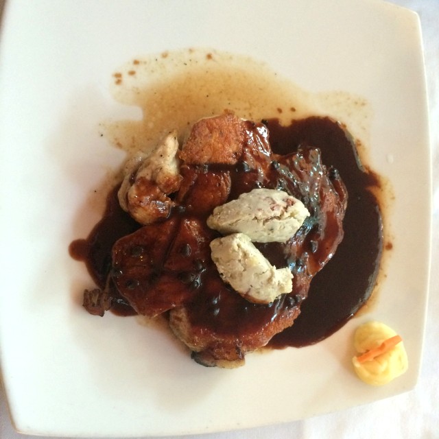 Lomo de cerdo en salsa de parchita con queso azul