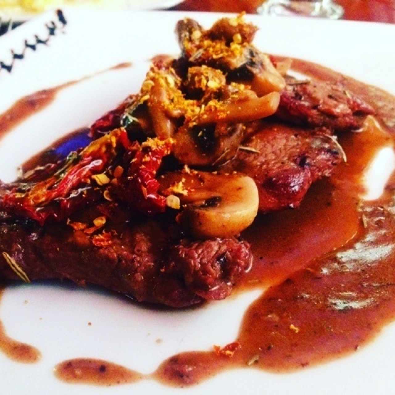 lomito en salsa de tomates secos y champiñones!