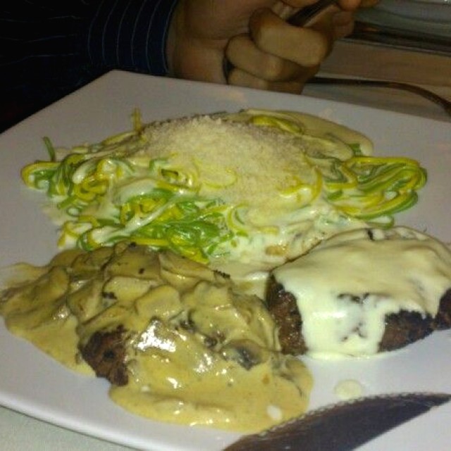 Medallones de lomito con pasta del día.